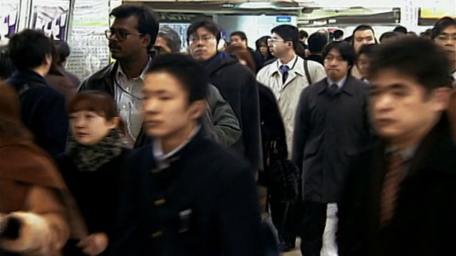 日本东京，上下班高峰期，乘客从新宿车站的楼梯上走下来视频素材