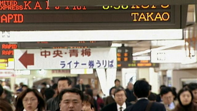 日本东京，上下班高峰期，乘客在新宿车站内行走视频素材