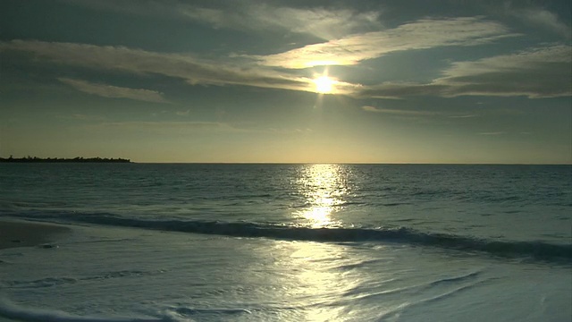 早晨的太阳照在海面上视频素材