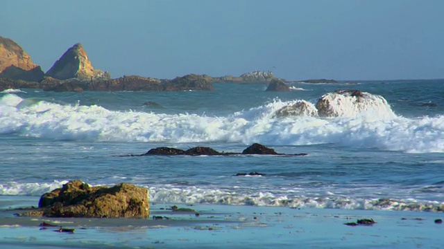 海浪击碎岩石视频素材