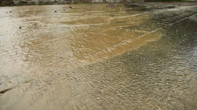 美国加州洛杉矶，马路上的雨水视频素材