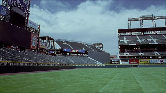 1997年7月14日，在伊利诺斯州芝加哥Coors field，时间流逝镜头正穿过田野和空的看台视频素材