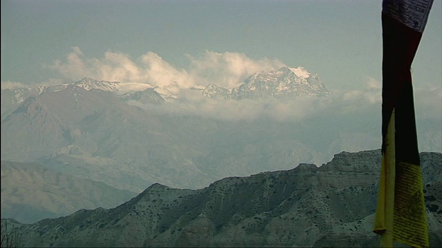 MS山地景观和祈祷旗前景/ Samar, Mustang，尼泊尔视频素材