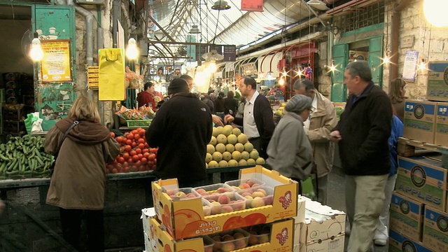 以色列耶路撒冷，人们在Mahane Yehuda市场购物视频素材