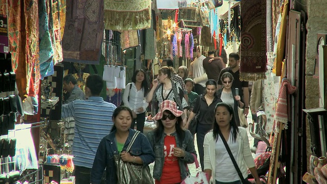 以色列耶路撒冷，人们在市场摊位间穿行视频素材