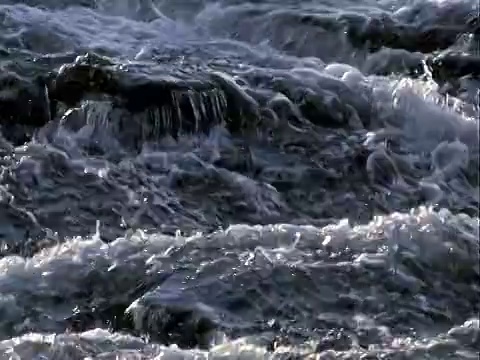 瀑布以石头为背景，水流淙淙视频素材