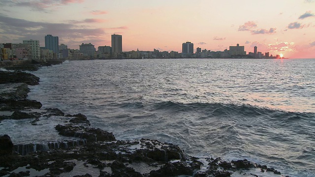 WS海岸线与地平线日落/哈瓦那，古巴视频素材