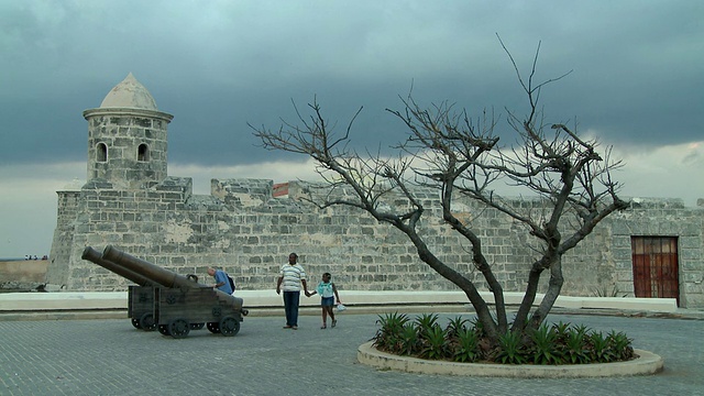 古巴圣萨尔瓦多德拉蓬塔/哈瓦那的Tourists in San Castillo de la Punta /哈瓦那视频素材