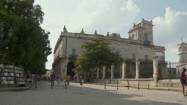 古巴哈瓦那，Palacio de los Capitanes Generales附近的图书市场视频素材