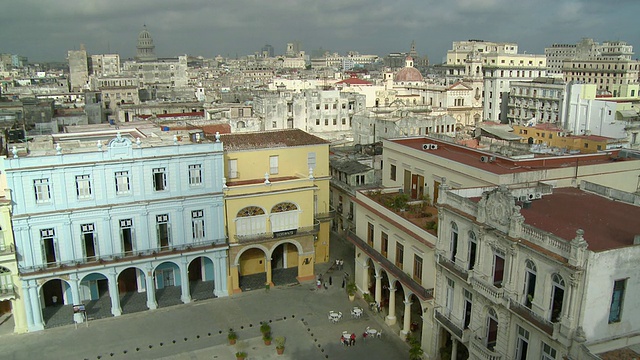 WS HA PAN Plaza Vieja with cityscape /哈瓦那，古巴视频素材