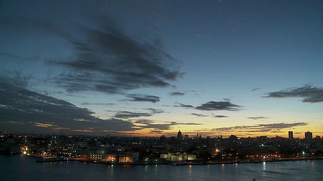 T/L WS HA城市天际线，黄昏到夜晚过渡/古巴哈瓦那视频素材