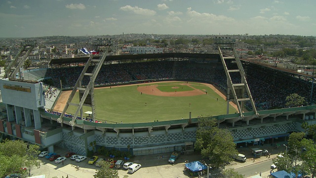 WS HA ZO游戏在Estadio拉丁美洲与城市景观/哈瓦那，古巴视频素材