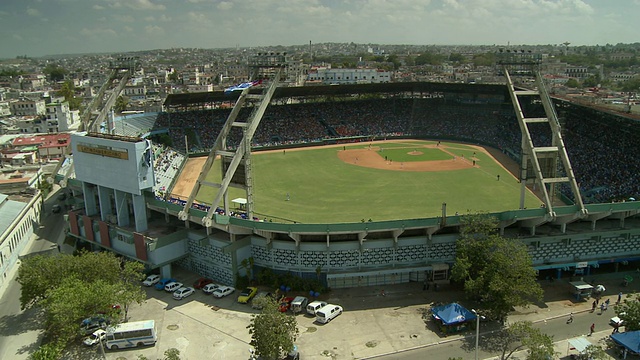 WS HA PAN Estadio拉丁美洲城市景观/哈瓦那，古巴视频素材