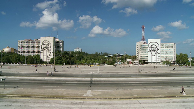 WS PAN Plaza de la revolution with traffic /哈瓦那，古巴视频素材