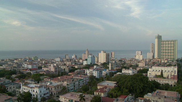 WS HA PAN Vedado天际线与海/哈瓦那，古巴视频素材