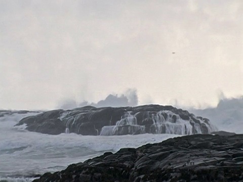 海浪击碎岩石视频素材