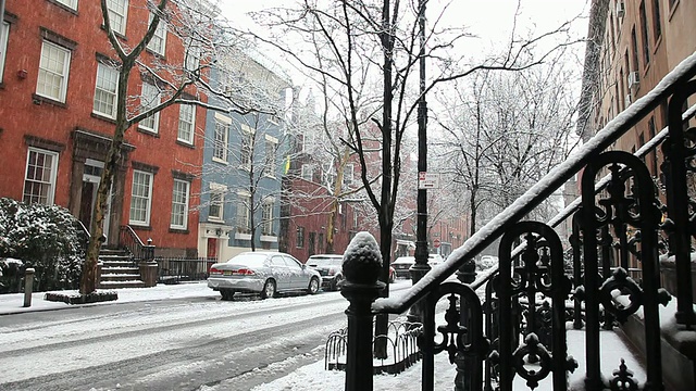 WS格林威治村街道在雪中，在前景/纽约市，美国视频素材