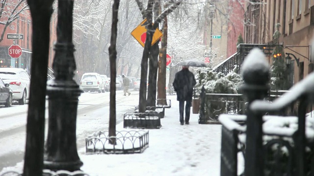 MS SELECTIVE FOCUS后视图与伞走在格林威治村街道在雪/纽约城市，美国纽约视频素材