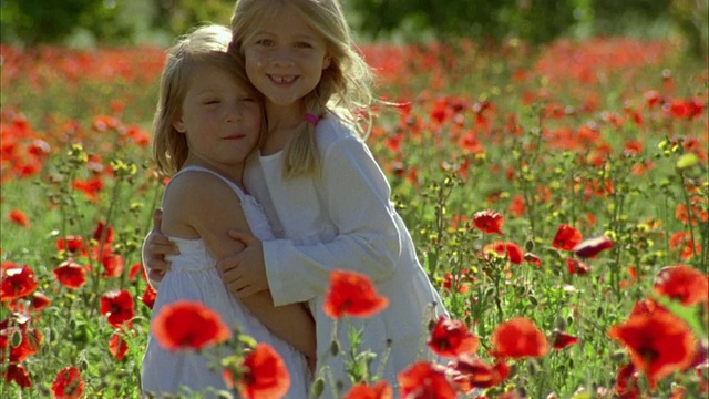 MS TU TD Girls (4-7) playing in field of poppy /弗雷德里克斯堡，德克萨斯州，美国视频素材