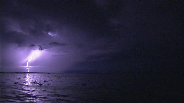 WS闪电在夜晚的海上天空/圣卡洛斯德祖利亚，委内瑞拉视频素材