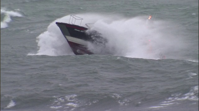 WS TS引航船在暴风骤雨的海面上穿越巨浪/爱尔兰明斯特科克郡视频素材