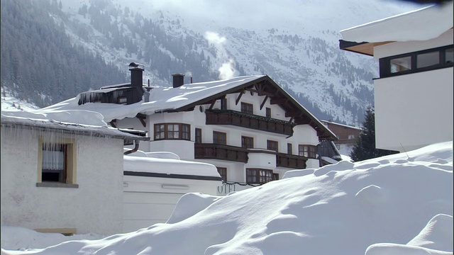 MS View of snow covered lodge with snowy mountains in background /加尔图尔，蒂罗尔，奥地利视频素材