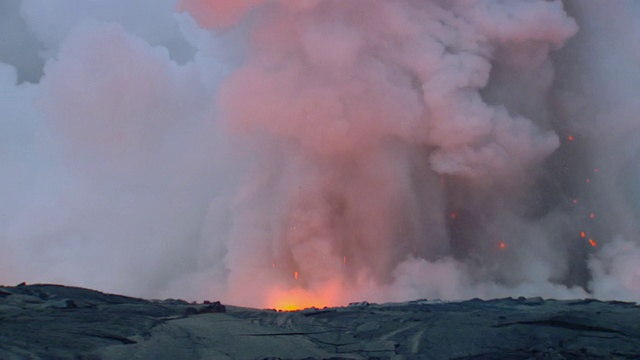 WS SLO MO火山喷发的烟雾/莫纳克亚火山，夏威夷，美国视频素材