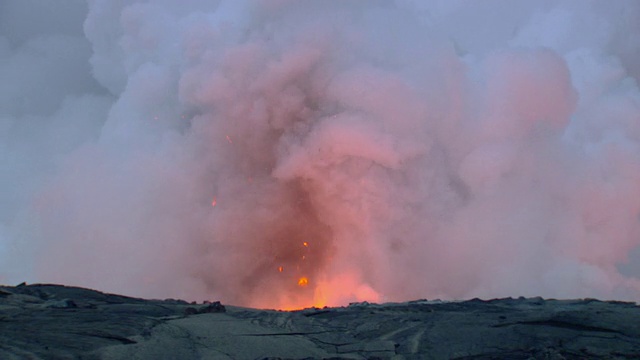 WS SLO MO火山喷发的烟雾/莫纳克亚火山，夏威夷，美国视频素材