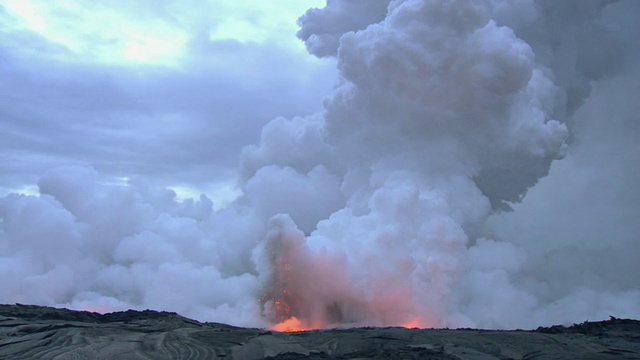 美国夏威夷莫纳克亚火山喷出的炽热岩浆和烟雾视频素材