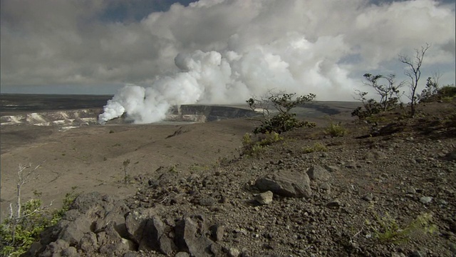 从美国夏威夷莫纳克亚山中央火山口喷发的白色蒸汽羽状物视频素材