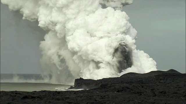 美国夏威夷希洛附近的火山喷口冒出的蒸汽视频素材