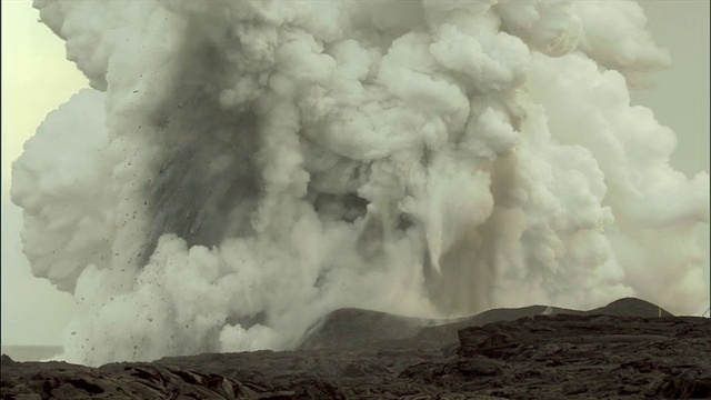 WS SLO MO火山喷发烟雾/希洛，夏威夷，美国视频素材