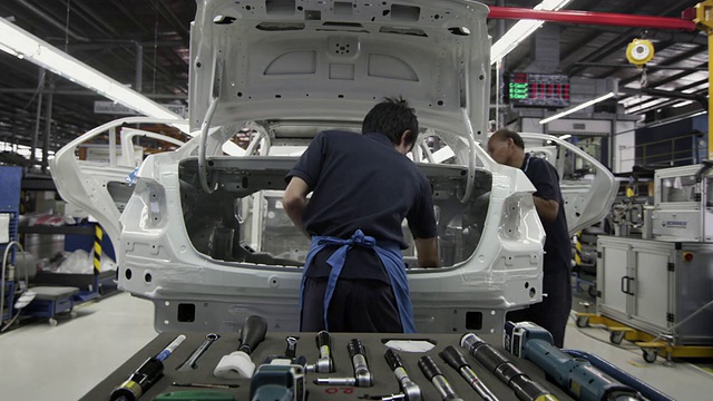 MS工厂工人在生产线上组装汽车/ Samut Prakan, Bang Muang Mai，泰国视频素材