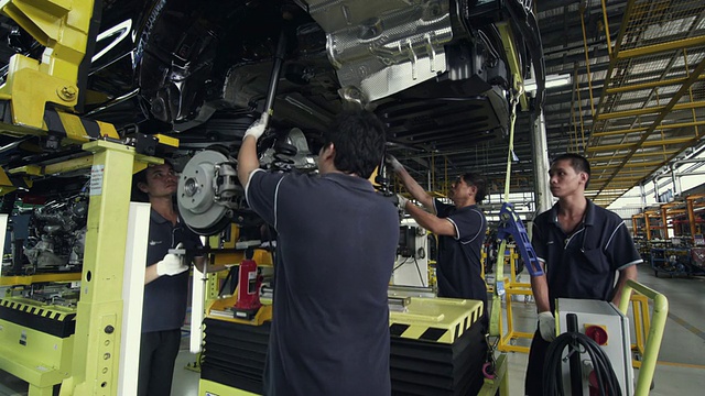 MS工厂工人在生产线上组装汽车/ Samut Prakan, Bang Muang Mai，泰国视频素材