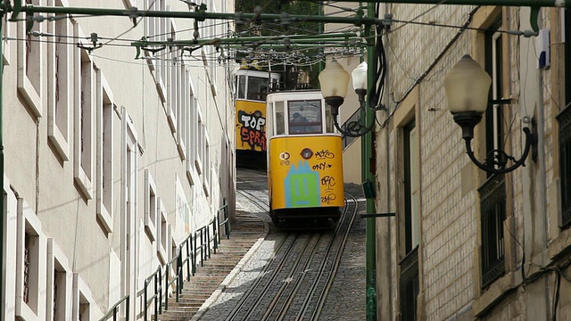 MS Funiculars Elevador do Lavra位于葡萄牙里斯本狭窄的街道上视频素材