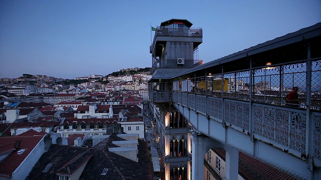 黄昏时分，葡萄牙里斯本，圣朱斯塔Elevador de Santa Justa的高区视频素材