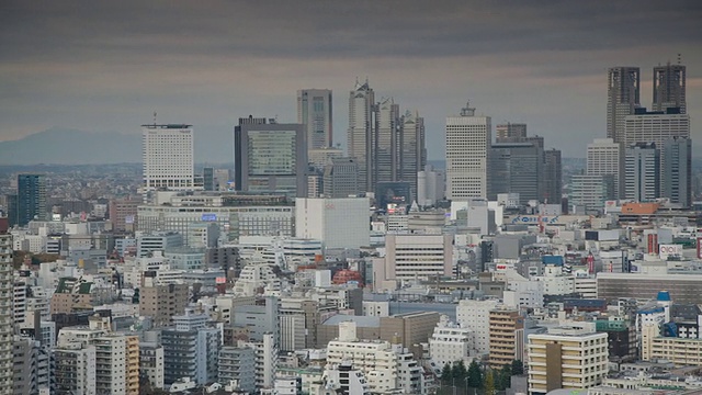 日落在新宿商业区/东京，日本视频素材