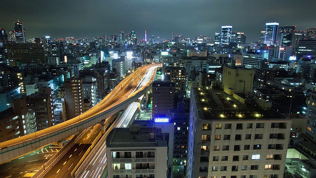 WS T/L在日本东京Suitengumae地区的夜间高速公路交通视图视频素材