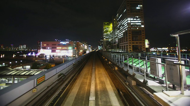 乘坐日本东京台场人工岛上的整个百合阁高架铁路视频素材