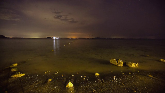 泰国甲米的科皮皮岛/皮皮岛，安达曼海夜间有雷雨视频素材