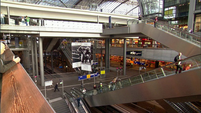 德国柏林中央车站(Hauptbahnhof)内的ZO WS自动扶梯和购物中心视频素材