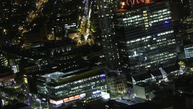 澳大利亚维多利亚州墨尔本的夜间雷暴与闪电灯光和交通景观视频素材