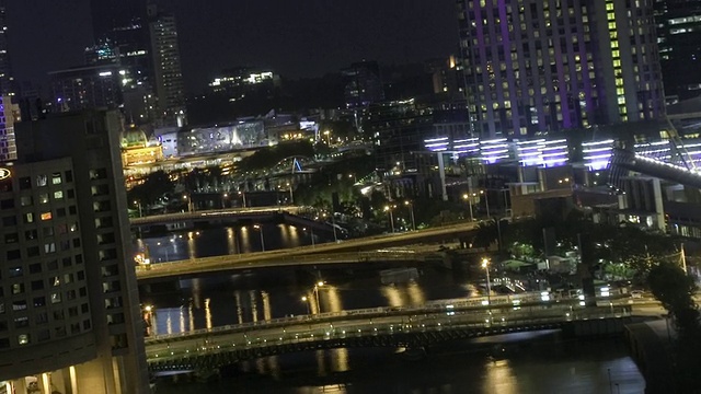 从黄昏到夜晚，摩天大楼和雅拉河的景色，皇冠赌场的火焰闪烁/墨尔本，维多利亚，澳大利亚视频素材