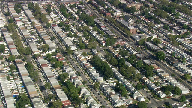 在Bellrose Terrace / Hempstead，美国纽约，空中排房屋视频素材