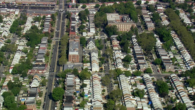 在Bellrose Terrace / Hempstead，美国纽约，空中排房屋视频素材