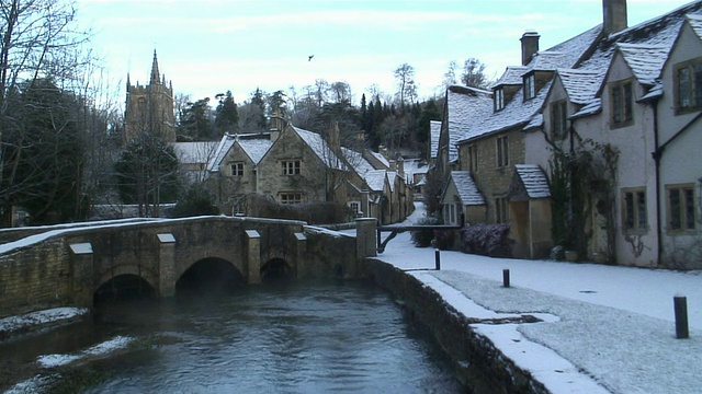 英国威尔特郡雪/库姆城堡的WS河畔别墅视频素材