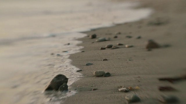 SLO MO MS SELECTIVE FOCUS海浪冲刷海滩卵石和石头/洛杉矶，加利福尼亚州，美国视频素材