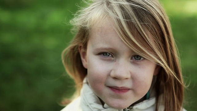 CU Girl (6-7) smile, portrait / cor塞特，loire - atl古董，法国视频素材