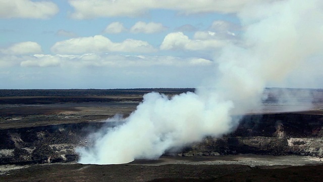 美国夏威夷基拉韦厄火山口升起和漂移的火山烟雾视频素材