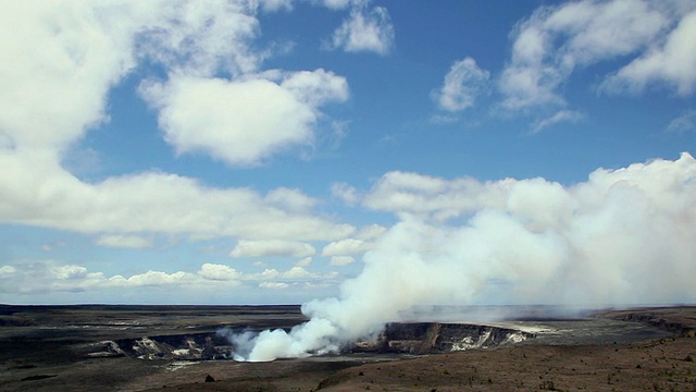 美国夏威夷基拉韦厄火山口升起和漂移的火山烟雾视频素材